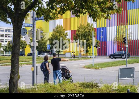 Façade colorée du centre commercial Mira sur la Nordhaide à Munich Banque D'Images