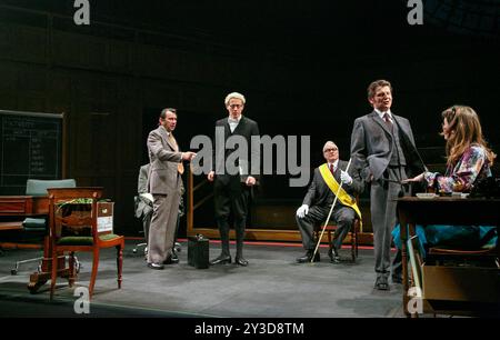 de gauche à droite : Phil Daniels (Bob Mellish), Andrew Havill (Serjeant at Arms), David Hounslow (Joe Harper), Reece Dinsdale (Walter Harrison), Lauren O'Neil (Ann Taylor) dans CETTE MAISON de James Graham au Olivier Theatre, National Theatre (NT), Londres SE1 28/02/2013 design : Rae Smith éclairage : Paul Anderson réalisateur : Jeremy Herrin Banque D'Images