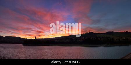 Panorama del paese di Mercatale sul lago omonimo al tramonto Banque D'Images