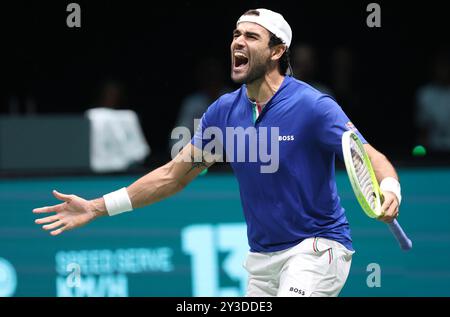 Bologne, Italie. 13 septembre 2024. Matteo Berrettini célèbre pour la victoire du match final 8 de la Coupe Davis entre Matteo Berrettini (Italie) et Alexander Blockx (Belgique) à l'arène Unipol, Casalecchio (Bologne), Bologne, Italie du Nord, vendredi, 13 septembre 2024. Sport - Tennis - (photo Michele Nucci crédit : LaPresse/Alamy Live News Banque D'Images