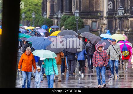 Dauerregen in Dresde Touristen mit Regenschirmen auf der Brühlschen terrasse in Dresde Dresde Sachsen Deutschland *** pluie continue à Dresde touristes avec des parapluies sur la terrasse Brühls à Dresde Dresde Saxe Allemagne Banque D'Images