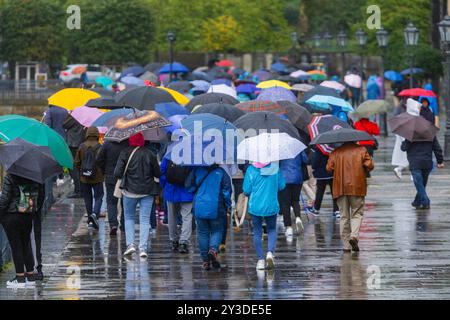 Dauerregen in Dresde Touristen mit Regenschirmen auf der Brühlschen terrasse in Dresde Dresde Sachsen Deutschland *** pluie continue à Dresde touristes avec des parapluies sur la terrasse Brühls à Dresde Dresde Saxe Allemagne Banque D'Images