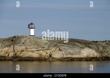 Petit phare sur une île archipel au large de Stroemstad, Bohuslaen, Suède, Europe Banque D'Images