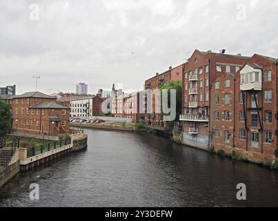 Leeds, West yorkshire, Royaume-uni, 4 juillet 2019 : vue sur la rivière de la zone d'atterrissage des appels de leeds avec des appartements et des bâtiments en bord de mer Banque D'Images