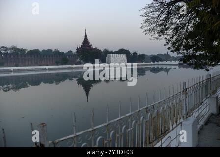 Aube aux douves à Mandalay, Myanmar, Asie Banque D'Images