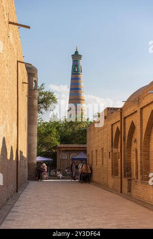 Islam Khodja Minaret à Itchan Kala, le centre-ville fortifié de la ville de Khiva en Ouzbékistan Islam Khodja Minaret à Itchan Kala, le mur Banque D'Images