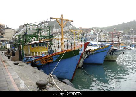 Bateaux de pêche dans le port de Yehliu, Taiwan, Asie Banque D'Images