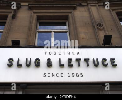 Leeds, West yorkshire, 17 juin 2021 : panneau au-dessus du pub de laitue limace dans Boar Lane à leeds Banque D'Images