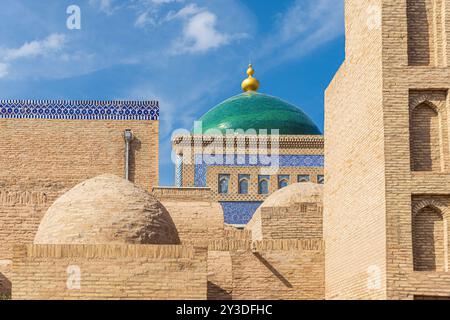 Dômes Khiva. Nécropole de Pahlavan-Mahmud à l'Itchan-Qala, mosquée Juma et minaret en arrière-plan. Dômes Khiva. Nécropole de Pahlavan-Mahmud à Ichan Banque D'Images