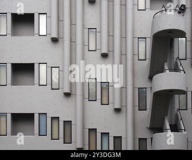 Leeds, West yorkshire, Royaume-uni, 24 juillet 2019 : détails architecturaux des fenêtres et des balcons du roger stevens qui construit un bu brutaliste des années 1960 Banque D'Images