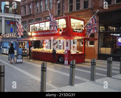 Leeds, West yorkshire, 17 juin 2021 : les gens autour d'un kiosque en forme de bus vendant du fudge dans le quartier victoria de leeds Banque D'Images