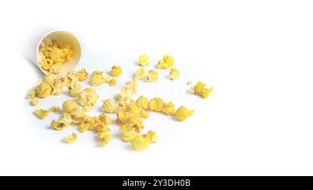Image isolée de pop-corn dans une tasse en papier sur fond blanc, mettant en valeur les grains moelleux et dorés débordant sur les bords, parfait pour eux Banque D'Images