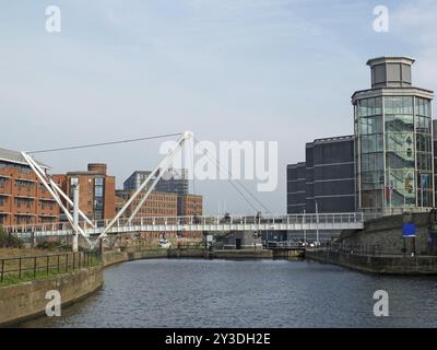 Leeds, yorkshire de l'ouest, angleterre : 17 avril 2019 : pont des chevaliers traversant la rivière aire à leeds avec appartements au bord de la rivière et armouri royal Banque D'Images