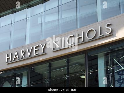 Manchester, Royaume-uni, 24 mars 2022 : panneau au-dessus du grand magasin harvey nichols dans le centre-ville de manchester Banque D'Images