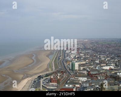 Vue aérienne de blackpool regardant vers le sud montrant la plage à marée basse avec les routes et les bâtiments de la ville qui s'étendent le long de la côte jusqu'aux irlandais Banque D'Images