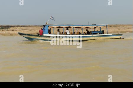 Bateau touristique sur le lac Tonle SAP, Cambodge, Asie Banque D'Images