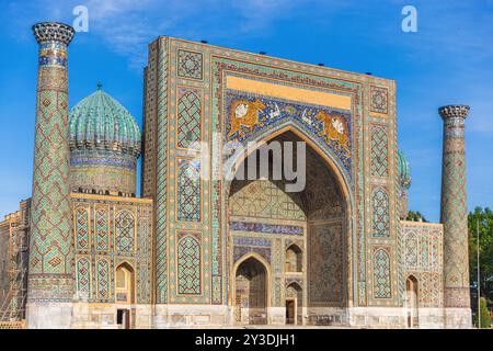 Registan Sher Dor Madrasa dans une vue aérienne au coucher du soleil à Samarcande, Ouzbékistan Registan Sher Dor Madrasa fait partie de la ville antique de Registan, Samarcande Banque D'Images