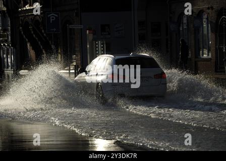 Voiture conduit à travers les inondations le 06.01.2012, Flensburg, Schleswig-Holstein, Allemagne, Europe Banque D'Images