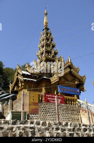 Pyatthat dans le village au Mont Popa, Myanmar, Asie Banque D'Images