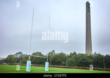 Nation Lift Tower (ancienne tour d'essai Express Lift) par le terrain d'entraînement du club de rugby de Northampton Saints (rfc), en Angleterre. Banque D'Images