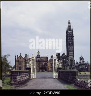 Scarisbrick Hall, Scarisbrick, West Lancashire, Lancashire, 1980. Vue générale de Scarisbrick Hall depuis le sud en regardant à travers la passerelle sur la route principale. Banque D'Images