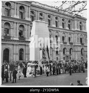 Le cénotaphe, Whitehall, Westminster, City of Westminster, Greater London Authority, 1960-1985. Vue générale des gens qui rendent hommage au cénotaphe. Banque D'Images