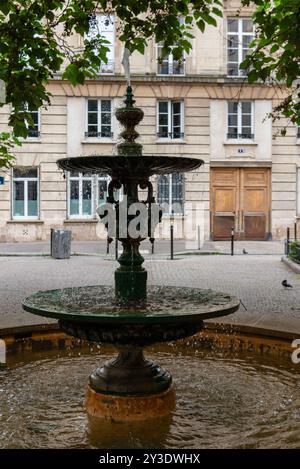 Fontaine sur la place de l’Estrapade, lieu de tournage de la série à succès Netflix « Emily in Paris ». Paris, France, 23 août 2024. Banque D'Images