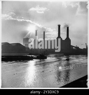 Battersea Power Station, Cringle Street, Battersea, Wandsworth, Greater London Authority, 1960-1975. Vue générale de la centrale électrique de Battersea depuis le nord-est, avec la Tamise au premier plan. Banque D'Images