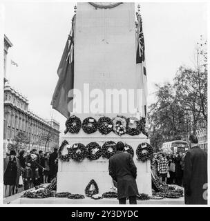 Le cénotaphe, Whitehall, Westminster, City of Westminster, Greater London Authority, 1960-1985. Un homme inspectant des couronnes déposées au cénotaphe. Banque D'Images