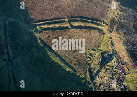 Fort promontoire, menacé par l'érosion, Combs Edge, Derbyshire, 2023. Banque D'Images