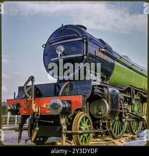 Musée national des chemins de fer, Leeman Road, York, 1975. Locomotive no 4771 « Green Arrow » exposée au Musée national des chemins de fer nouvellement ouvert à York. Le Musée national des chemins de fer avait été officiellement inauguré par le duc d'Édimbourg la veille. Le moteur était le premier des 184 locomotives V2 Class 2-6-2 construites à l'usine Doncaster entre 1936 et 1944 sur une conception de Nigel Gresley. Indended pour les services rapides de frayght, la classe V2 a également été utilisée pour les trains de voyageurs. Construit pour le London and North Eastern Railway 'Green Arrow' a continué en service après la nationalisation et a été withdarwn en 1 Banque D'Images