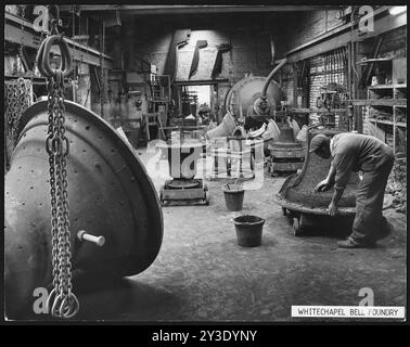 Vue intérieure de Whitechapel Bell Foundry, 32-34 Whitechapel Road, Whitechapel, Tower Hamlets, Greater London Authority, 1974 ; montrant un homme travaillant sur une grosse cloche. Banque D'Images