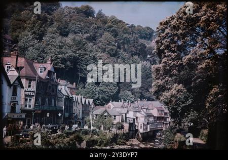 Lynmouth, Lynton et Lynmouth, North Devon, Devon, 1930-1939. La vue vers le nord-ouest le long de la rivière East Lyn à Lynmouth avec le Bevan's Lyn Valley Hotel sur Lynmouth Street au premier plan à gauche. Cette photographie montre Lynmouth avant l'inondation dévastatrice du 15 août 1952. Après une période de pluies exceptionnellement fortes, les eaux de crue et les gravats ont été transportés jusqu'à Lynmouth depuis les vallées étroites de l'Exmoor. L'inondation a coûté la vie à 34 personnes et a presque détruit le village de Lynmouth. Le village rénové intègre des systèmes de débordement des inondations conçus pour faire face à une fois et demie la quantité o Banque D'Images