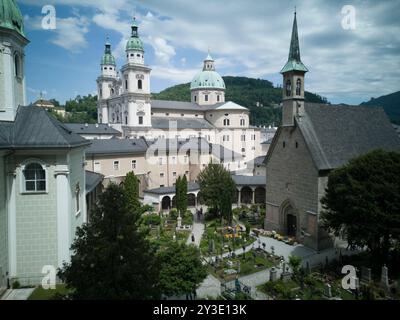 Vue sur la cathédrale des Saints Rupert et Vergilius depuis le cimetière Saint-Pierre, Salzbourg, Autriche, 2022. Banque D'Images