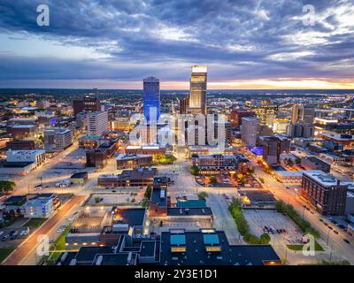 Omaha, Nebraska, États-Unis skyline du centre-ville d'en haut à l'aube. Banque D'Images