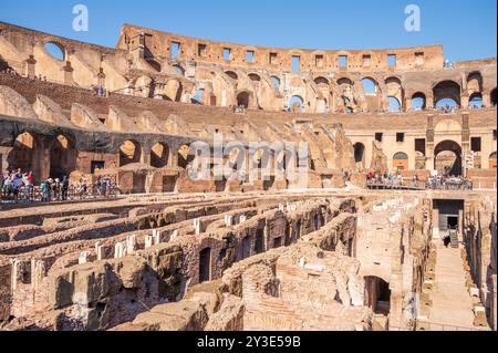 Rome, Italie - 13 août 2024 : intérieur du Colisée de l'ancien Empire romain. Banque D'Images