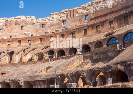 Rome, Italie - 13 août 2024 : intérieur du Colisée de l'ancien Empire romain. Banque D'Images