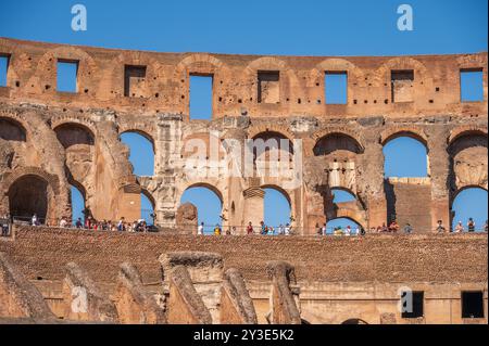 Rome, Italie - 13 août 2024 : intérieur du Colisée de l'ancien Empire romain. Banque D'Images