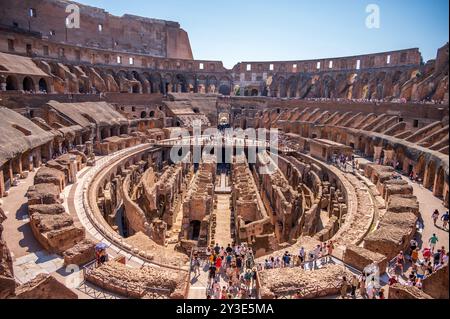 Rome, Italie - 13 août 2024 : intérieur du Colisée de l'ancien Empire romain. Banque D'Images