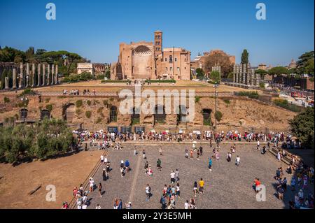 Rome, Italie - 13 août 2024 : vue depuis le Colisée vers le Temple de Vénus et Rome. Banque D'Images