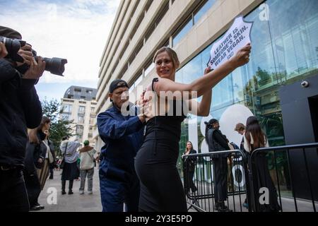 Londres, Royaume-Uni. 13 septembre 2024. Deux activistes de PETA manifestent devant un lieu de mode. Des membres de PETA (People for the Ethical Treatment of Animals) ont organisé une manifestation contre l'utilisation du cuir dans les vêtements devant l'un des sites de la Fashion week de Londres. Crédit : SOPA images Limited/Alamy Live News Banque D'Images