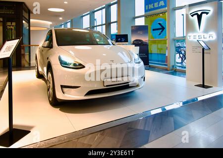 White Tesla Model y Crossover voiture de véhicule électrique à batterie sur un stand de vente au centre commercial Rio Shopping Valladolid Castille et Leon Espagne Banque D'Images