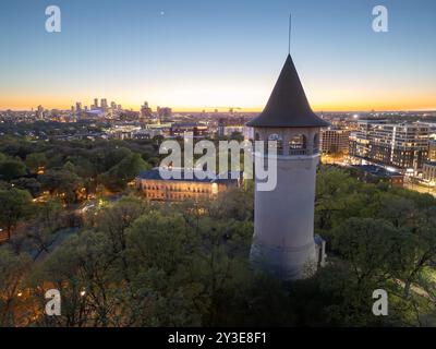 Minneapolis, Minnesota, États-Unis au Witch's Hat Water Tower au crépuscule. Banque D'Images