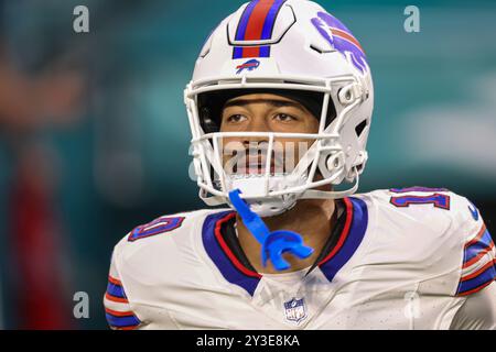 Miami Gardens, FL États-Unis ; Khalil Shakir (10 ans), receveur des Buffalo Bills Wide, court sur le terrain avant un match de la NFL Miami Dolphins le jeudi 12 septembre Banque D'Images