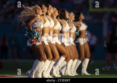 Miami Gardens, FL États-Unis ; les Miami Dolphins Cheerleaders effectuent une routine spéciale pour Thursday Night Football avant un match de la NFL contre les Buffalo Banque D'Images