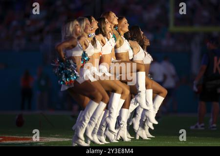 Miami Gardens, FL États-Unis ; les Miami Dolphins Cheerleaders effectuent une routine spéciale pour Thursday Night Football avant un match de la NFL contre les Buffalo Banque D'Images