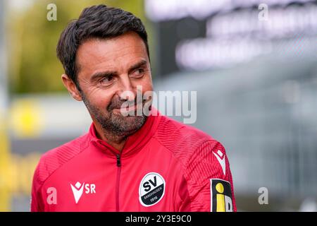 Sandhausen, Deutschland. 13 septembre 2024. Sreto Ristic (entraîneur, Cheftrainer, SVS), Einzelbild, Einzelfoto, Aktion, action, 13.09.2024, Sandhausen (Deutschland), Fussball, 3. LA RÉGLEMENTATION LIGA, SV SANDHAUSEN - BORUSSIA DORTMUND II, DFB/DFL INTERDIT TOUTE UTILISATION DE PHOTOGRAPHIES COMME SÉQUENCES D'IMAGES ET/OU QUASI-VIDÉO. Crédit : dpa/Alamy Live News Banque D'Images