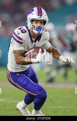 Miami Gardens, FL États-Unis ; Khalil Shakir (10 ans), receveur des Buffalo Bills Wide, attrape une passe à l'écran et se tourne pour courir avec le ballon lors d'un match contre la NFL Banque D'Images