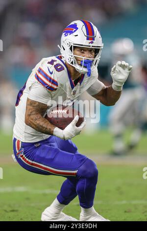 Miami Gardens, FL États-Unis ; Khalil Shakir (10 ans), receveur des Buffalo Bills Wide, attrape une passe à l'écran et se tourne pour courir avec le ballon lors d'un match contre la NFL Banque D'Images