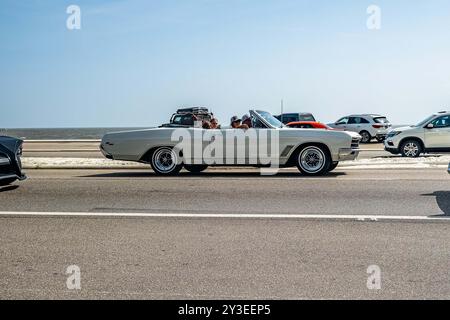 Gulfport, Mississippi - 4 octobre 2023 : vue latérale grand angle d'une Skylark GS 400 Cabriolet 1967 de Buick lors d'un salon automobile local. Banque D'Images